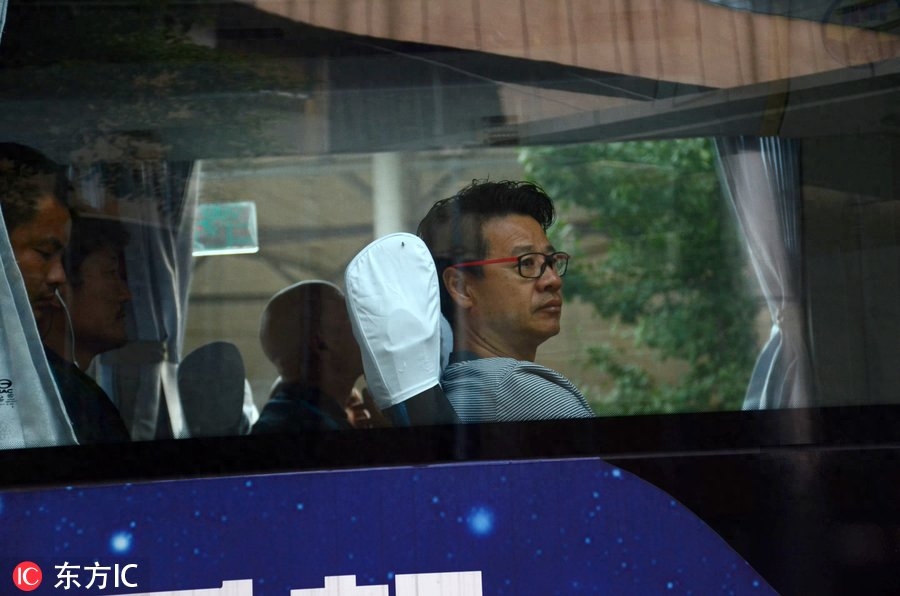 上海绿地申花兵发球场 吴金贵坐大巴车内目光直直望远方